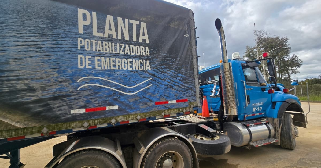 Foto que muestra una tractomula con un mensaje: planta potabilizadora de emergencia 