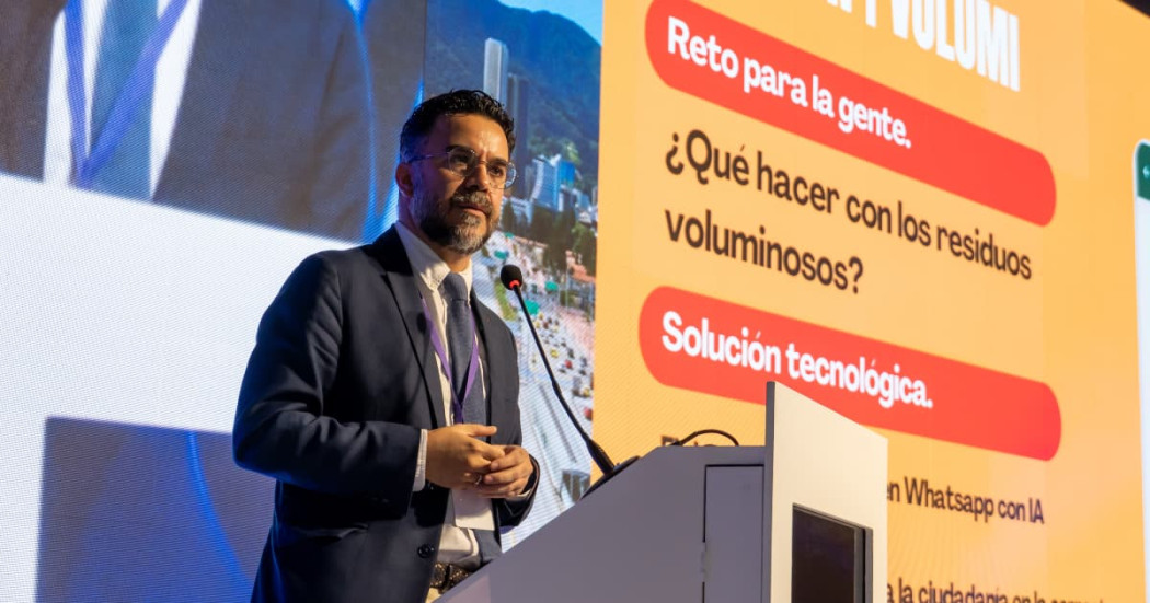 Miguel Silva hablando en un auditorio 