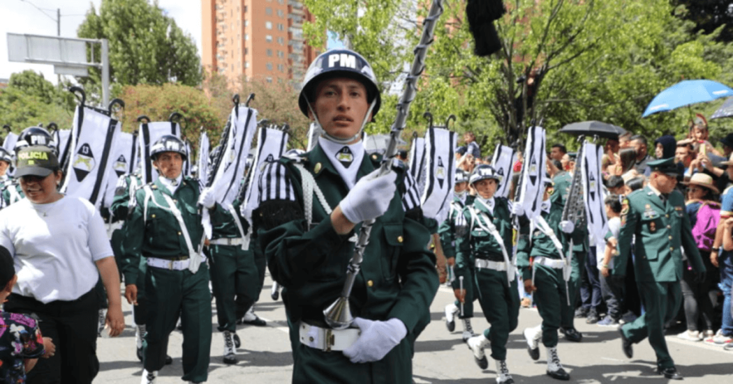 Soldados de la Policía Militar de Bogotá ensayando en su banda de guerra.