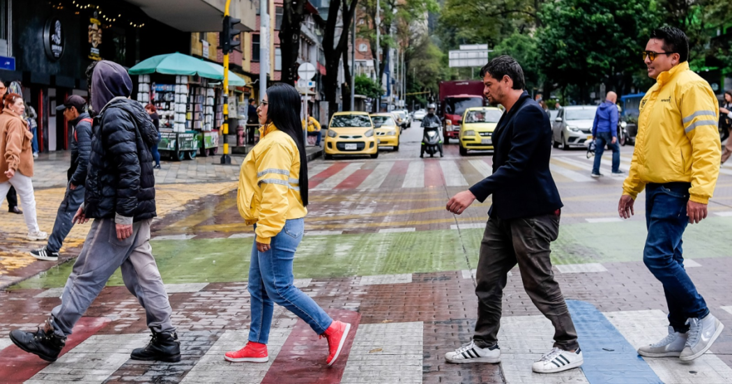 Imagen de varias personas cruzando una calle