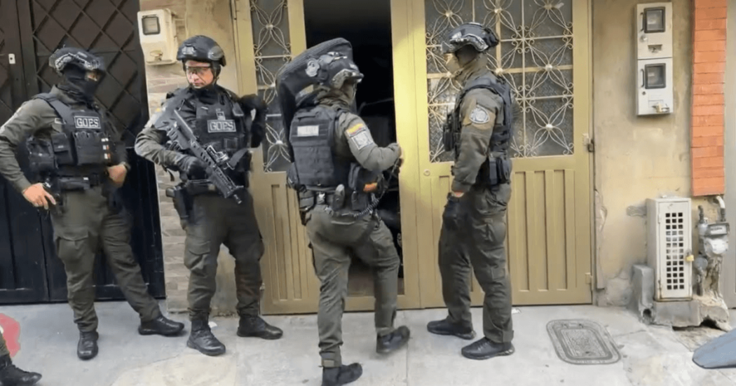 Cuatro uniformados del Grupo de Operaciones Especiales (GOES) entrando a una edificación, durante un allanamiento.