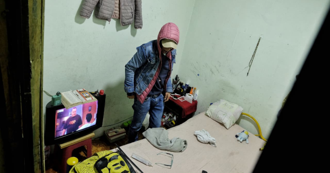 Imagen de un señor en una habitación de un pagadiario
