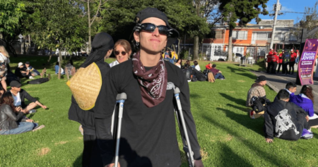 Jóven bogotano en un parque de la ciudad.