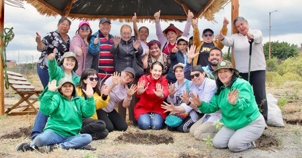 Grupo de personas participa en jornada comunitaria de educación ambiental en el humedal Tibanica de Bogotá, junto a la secretaria de Ambiente. Adriana Soto.