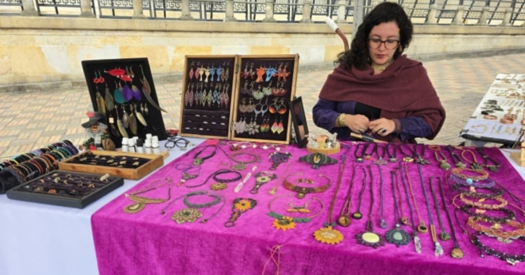 Una mujer artista vendiendo sus accesorios 