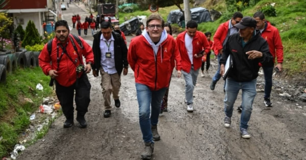 Secretario de Gobierno y funcionarios durante un recorrido de Gabinete al Barrio.