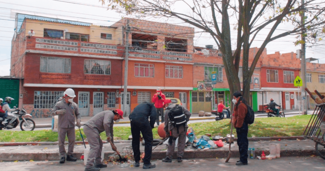 Funcionarios del Distrito recuperando espacio público en Bosa.