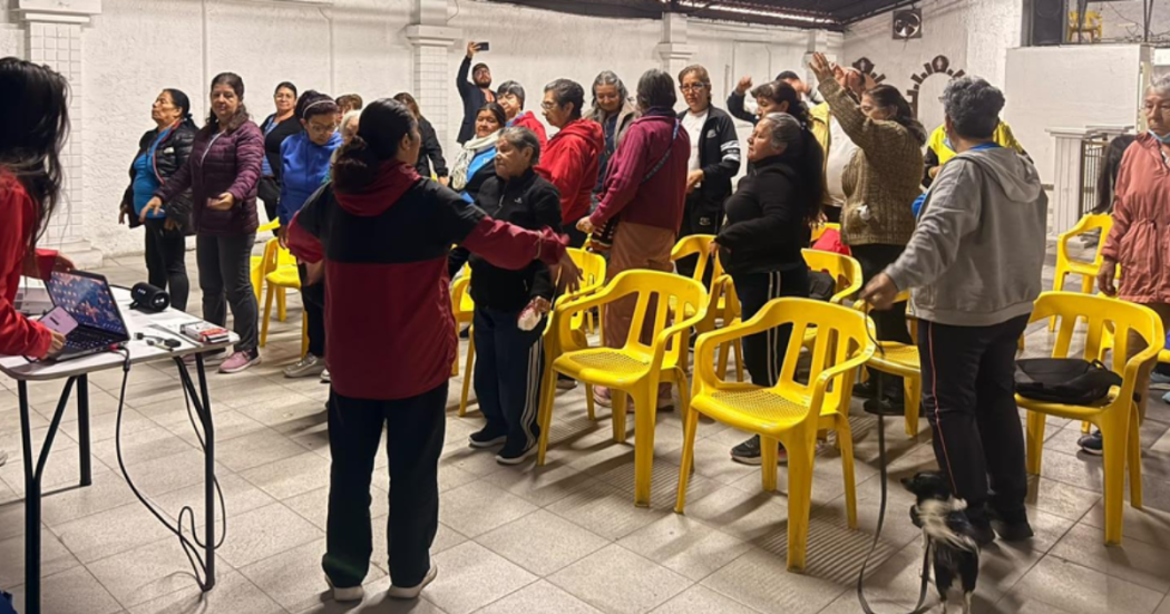 Foto de un grupo de adultos mayores haciendo actividades