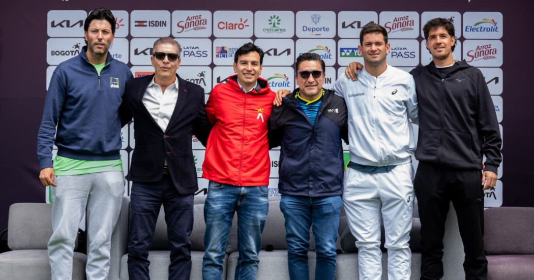 Director encargado del IDRD, Rodrigo Manrique, junto a tenistas y organizadores del KIA Open Bogotá Challenger ATP 75