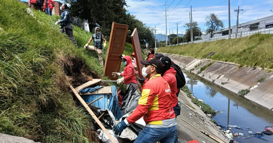 Funcionarios del Distrito durante jornada de recuperación en el Canal Los Ángeles de Engativá.