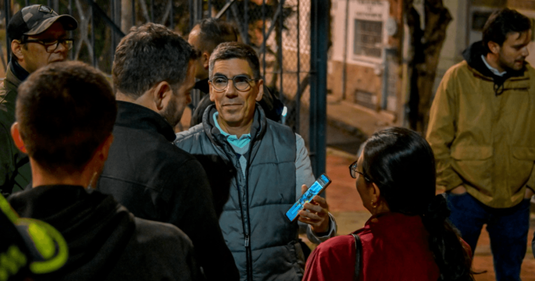Alcalde Mayor de Bogotá, Carlos Fernando Galán, durante su recorrido de Gabinete al Barrio en Chapinero, hablando con un ciudadano.