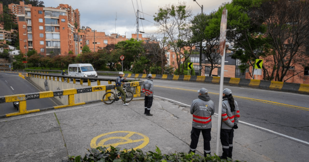 Gestores del Orden en labores de acompañamiento a ciclistas en la vía a La Calera.
