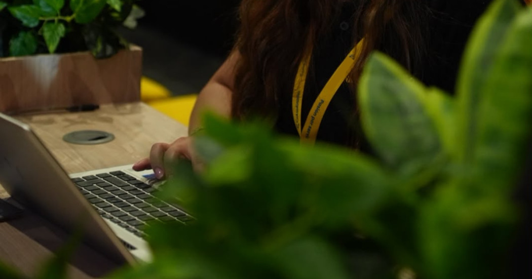 Foto que muestra una persona escribiendo en un computador