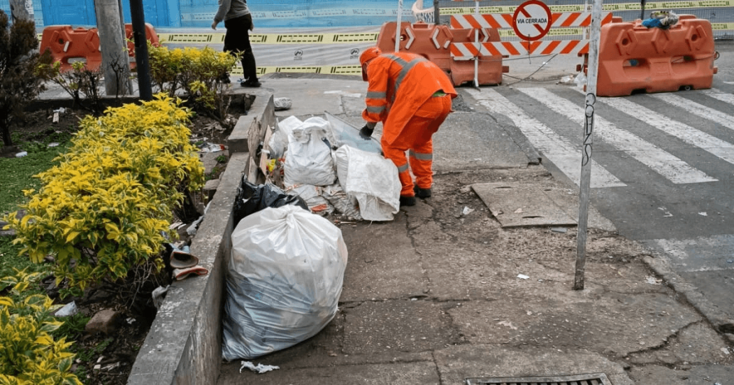 Foto que muestra personas limpiando una zona con basuras 