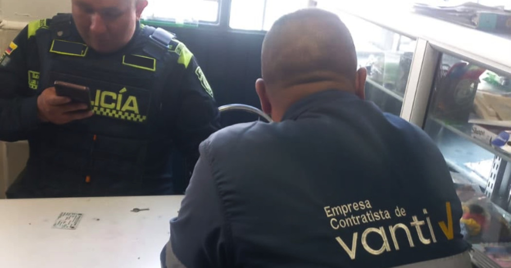 Foto que muestra un policia y una persona con una chaqueta de Vanti 