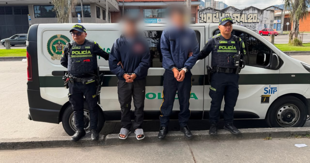Imagen de dos capturados por agredir a vivilante de TransMilenio