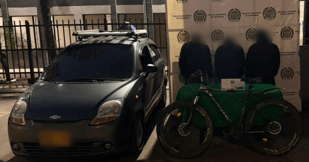 Tres capturados junto a carro en que se transportaban y junto a bicicleta recuperada.