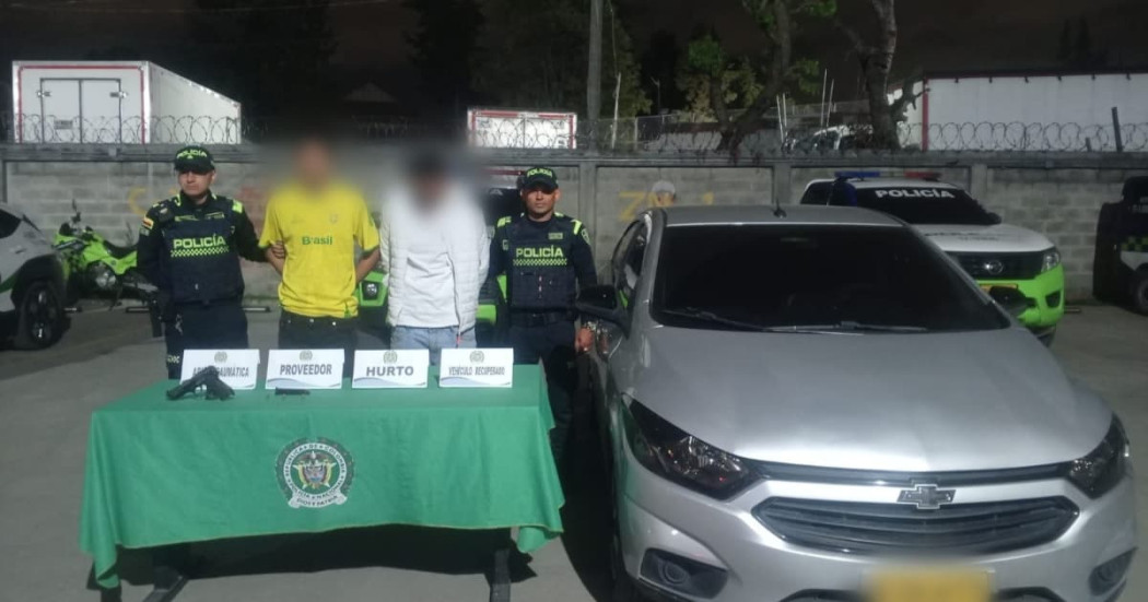 Dos de los capturados con material incautado y uno de los carros recuperados.