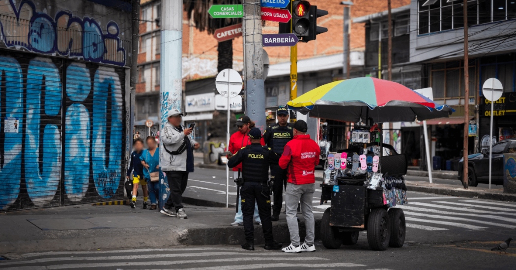 Policías y gestores de Convivencia inspeccionando un puesto de venta ambulante.