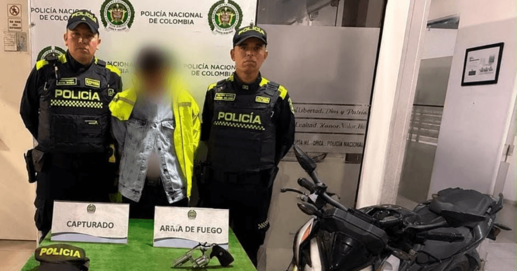 Capturado policía falso, junto al arma y la moto incautadas, en medio de dos policías reales.