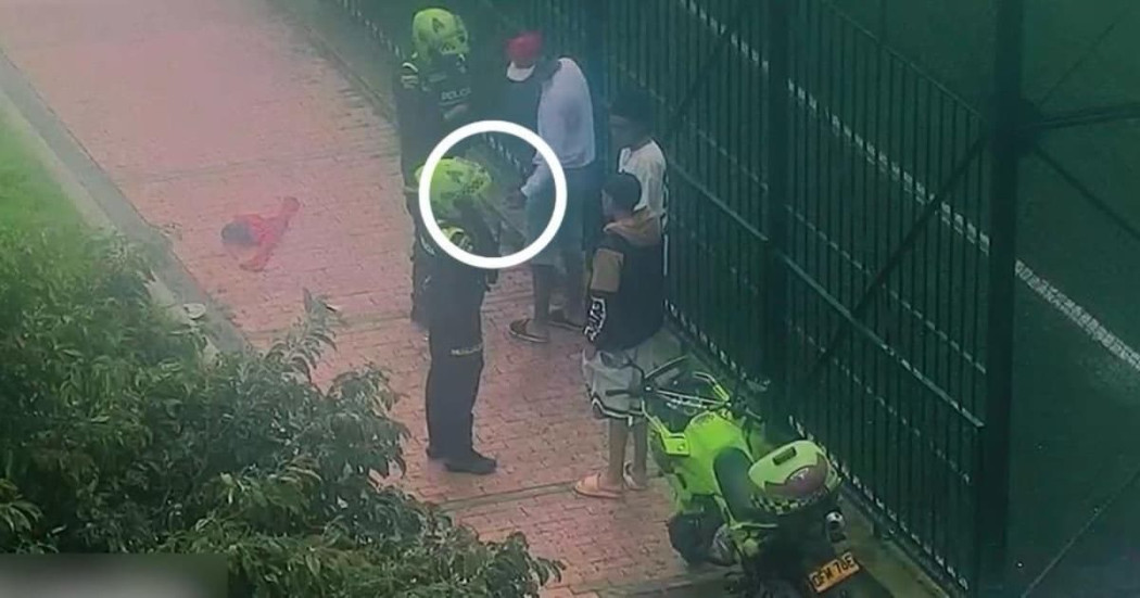 Imagen de una cámara de videovigilancia en la que se ve a dos policías realizando un registro a dos hombres.