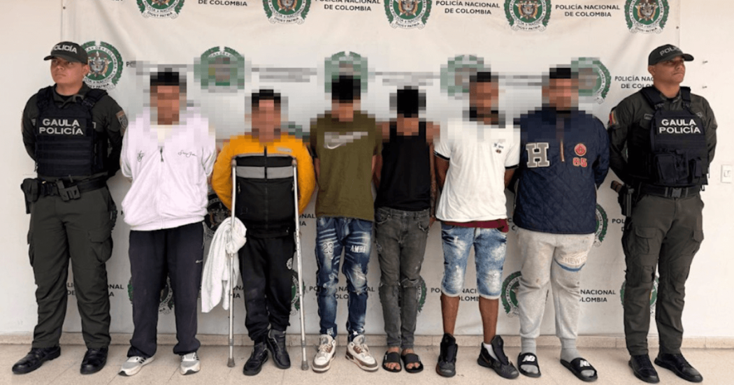 Seis capturados en medio de dos policías.