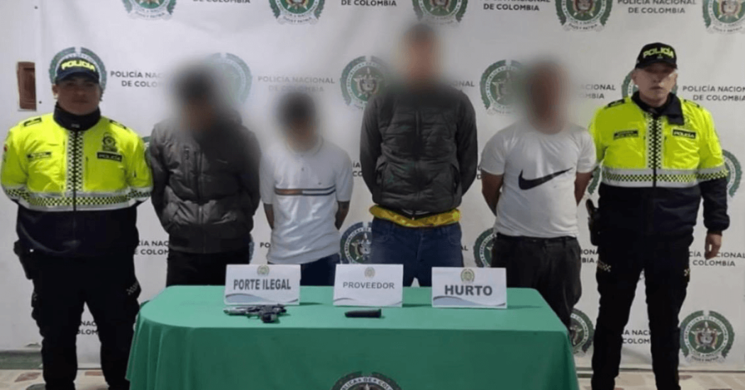Cuatro capturados en medio de dos policías.