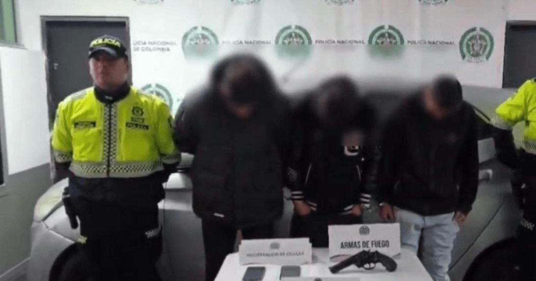 Tres capturados señalados de asaltar restaurante de comidas rápidas.