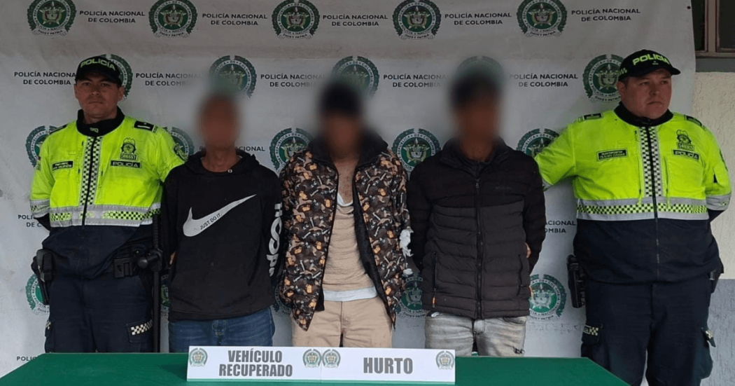 Tres capturados en medio de dos policías.
