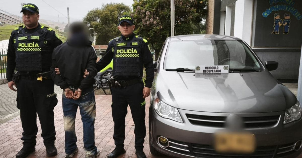 Foto de un capturado junto a la Policía