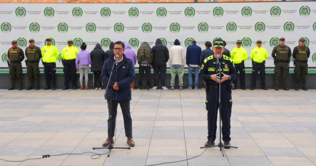 Secretario César Restrepo y coronel de la Policía Jhon Fredy Zambrano, con los delincuentes capturados en segundo plano.