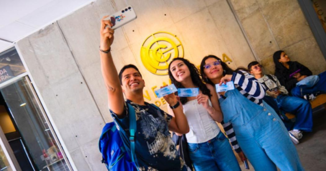 Imagen de jóvenes con boletas en la Cinemateca de Bogotá