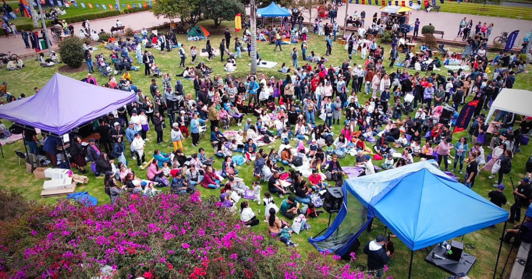 Imagen de muchas personas durante LEO en Bogotá.