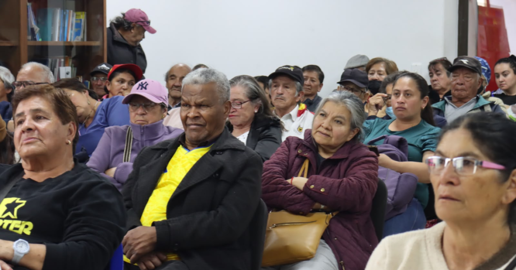 Foto de un grupo de adultos mayores en un auditorio 