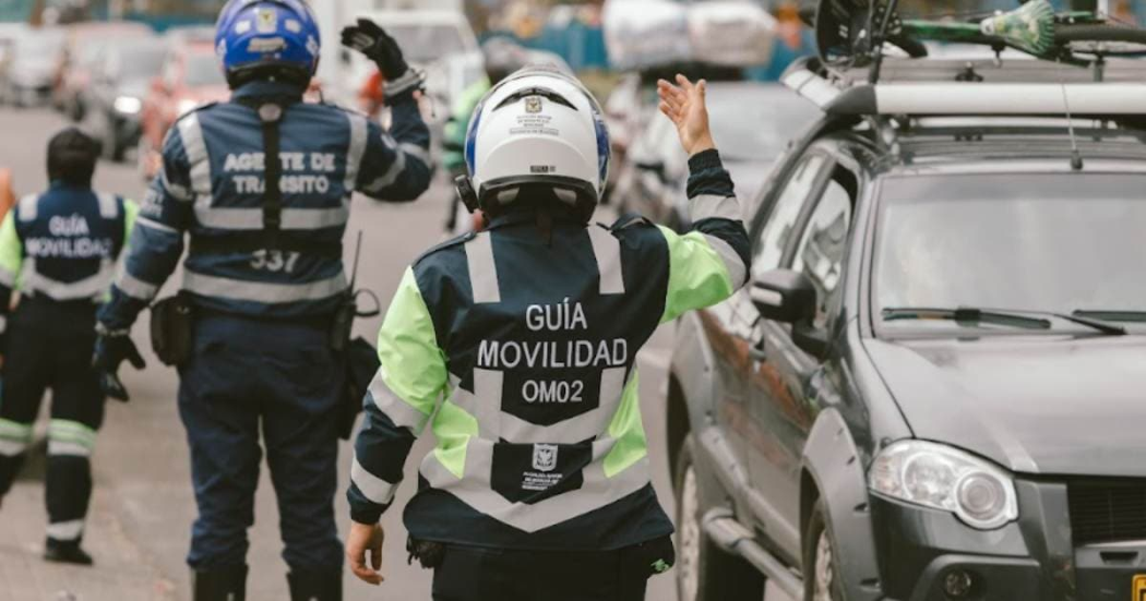 Foto de varios agentes en una vía de Bogotá 