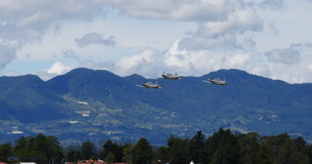 Tres aviones en demostración aérea en Bogotá.