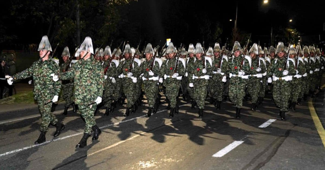 Foto de fuerzas militares en ensayo de desfile del 20 de Julio