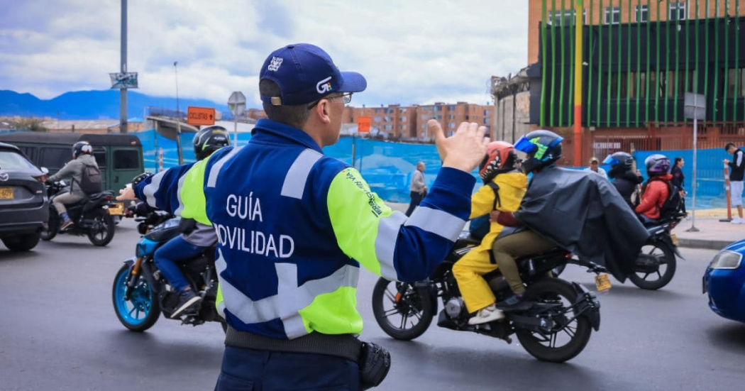Foto de un agente de tránsito en una vía de Bogotá.
