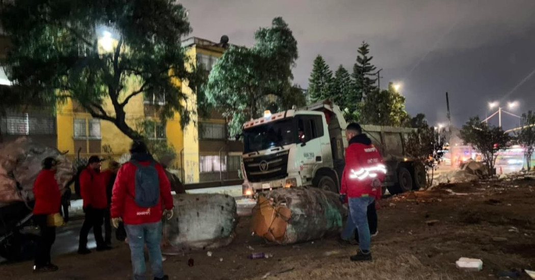 Funcionarios en operativo de recuperación del espacio público.
