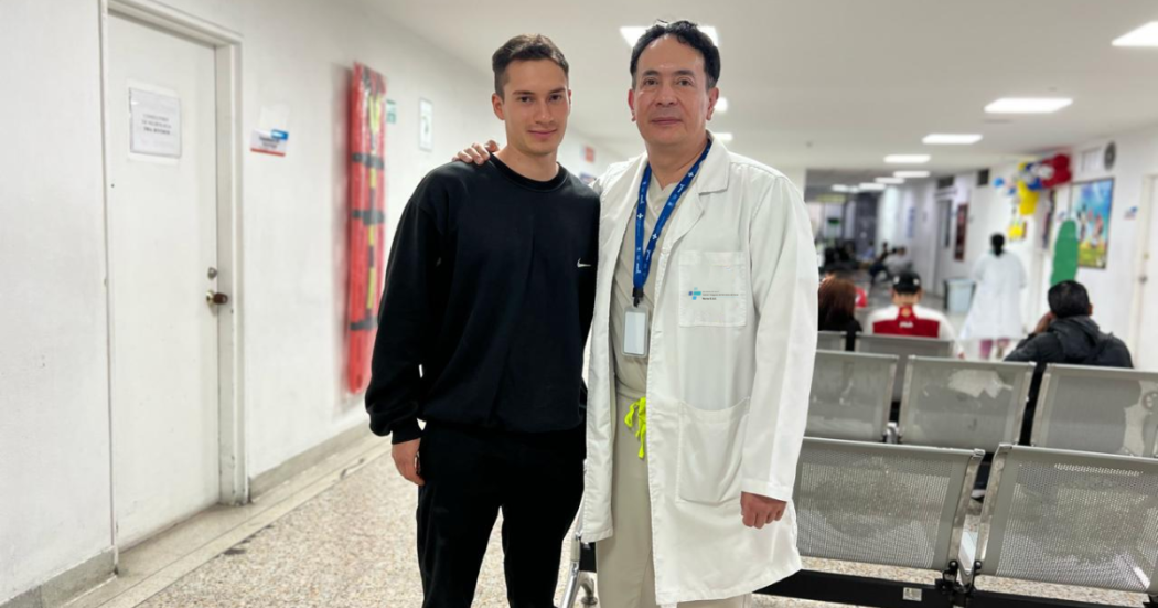 Foto de un doctor y su paciente en Bogotá