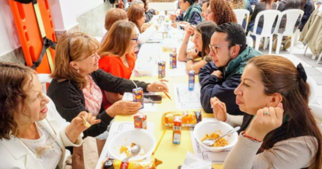 Imagen de varias personas compartiendo la mesa durante el almuerzo