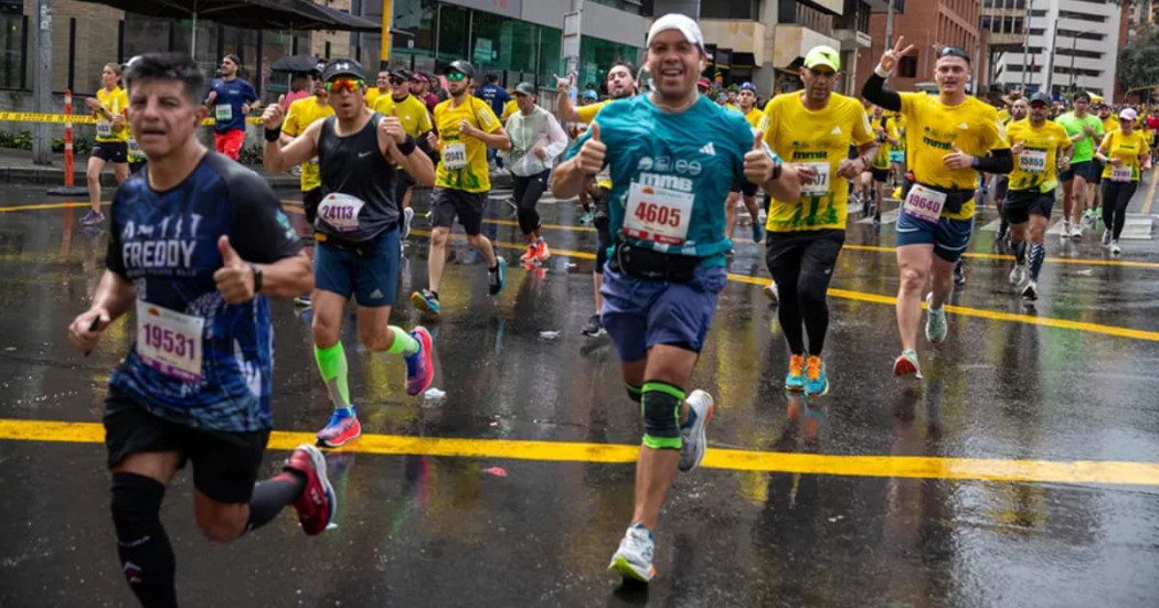 Personas corriendo en la media maratón de Bogotá