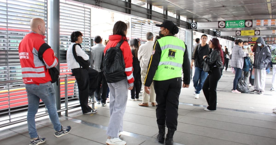 Gestores de convivencia y vigilantes en las estaciones de TransMilenio