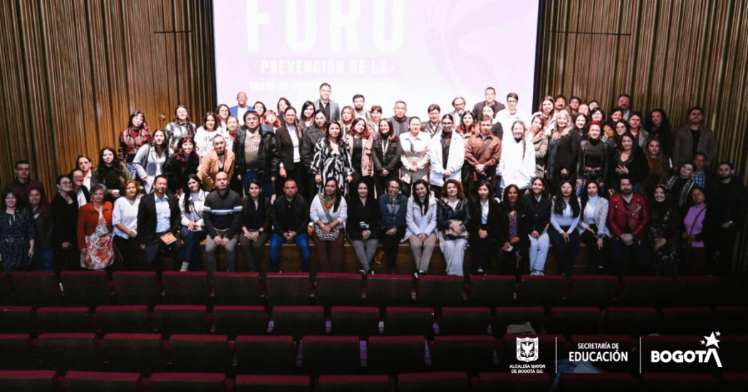 Foto que muestra un grupo de personas reunidas en un auditorio