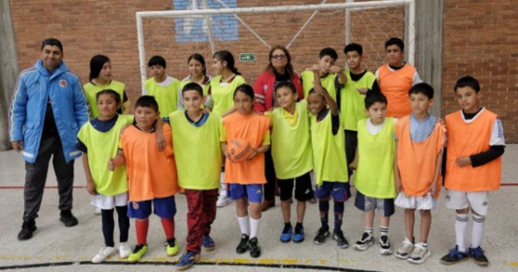 Imagen de niños y niñas en un entrenamiento de fútbol de salón