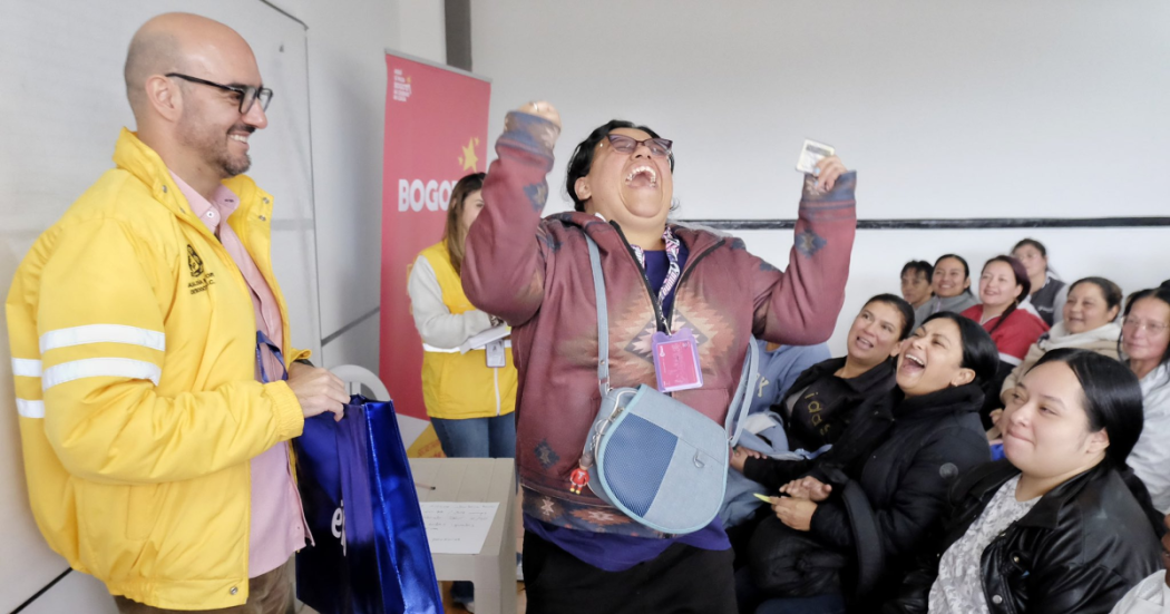 Imagen de una señora celebrando