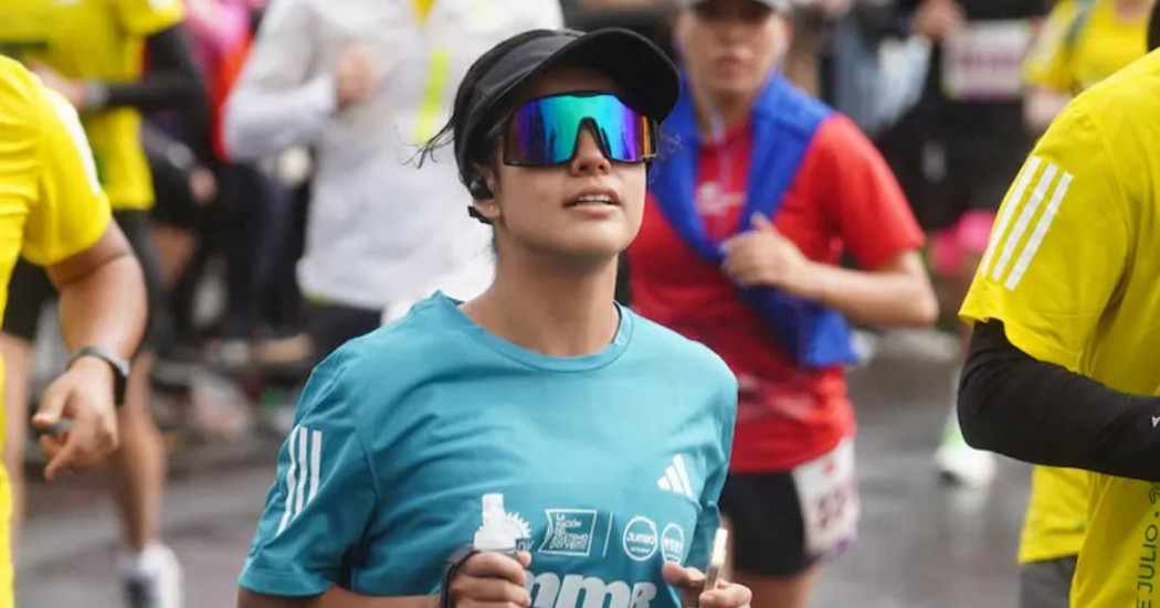 Mujer participando en la media maratón de Bogotá 