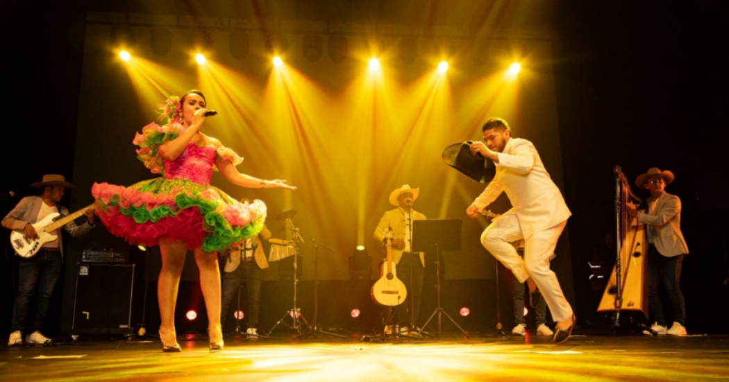 Imagen de una pareja de bailarines de joropo en la tarima de Joropo al Parque.