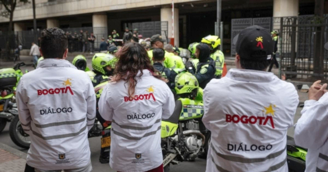 Gestores de Diálogo mirando a policías.