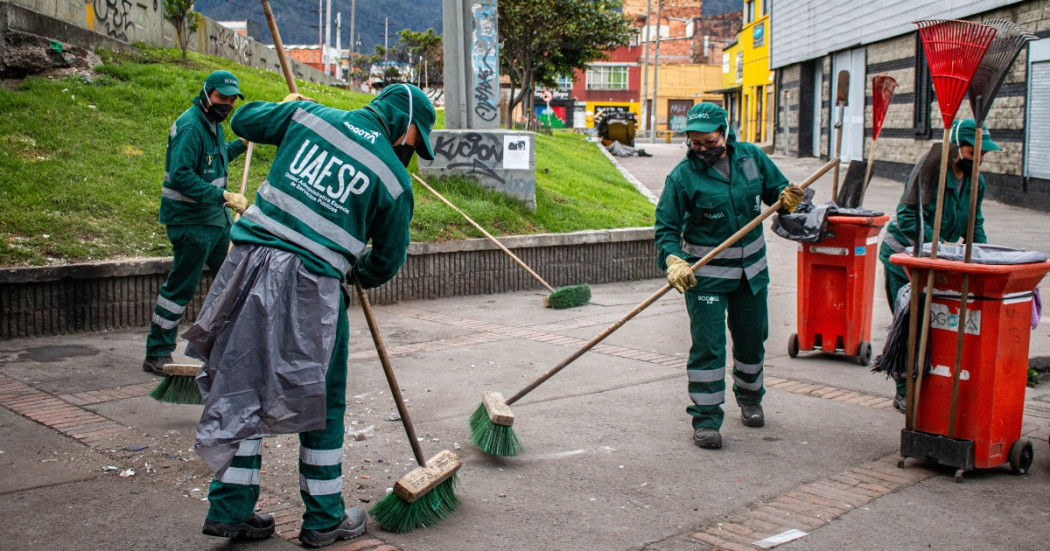 Foto que muestra operadores de aseo barriendo las calles.